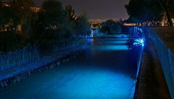 Colectivos vecinales y ecologistas denuncian el encendido de las luces en el cauce del río Manzanares