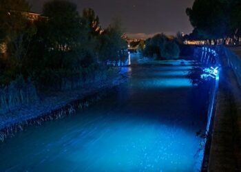 Colectivos vecinales y ecologistas denuncian el encendido de las luces en el cauce del río Manzanares