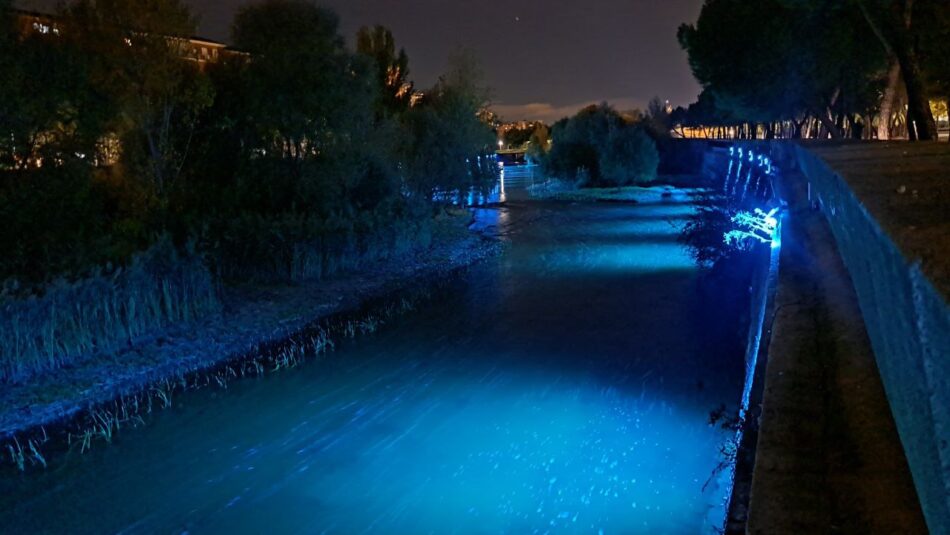 Colectivos vecinales y ecologistas denuncian el encendido de las luces en el cauce del río Manzanares