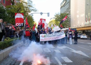 Trabajadoras de El Corte Inglés se concentran ante las tiendas de los grandes almacenes para visibilizar sus condiciones laborales