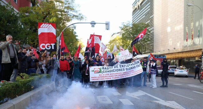 Trabajadoras de El Corte Inglés se concentran ante las tiendas de los grandes almacenes para visibilizar sus condiciones laborales