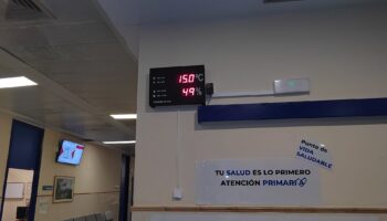 La falta de calefacción obliga al personal del centro de salud los Rosales (Madrid) a trabajar con abrigo y llevar sus calefactores de casa