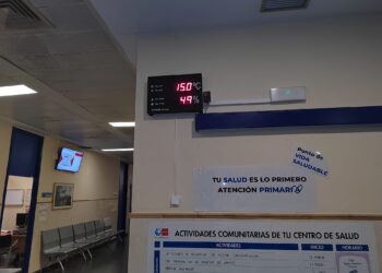 La falta de calefacción obliga al personal del centro de salud los Rosales (Madrid) a trabajar con abrigo y llevar sus calefactores de casa