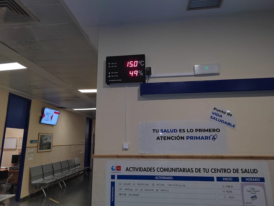 La falta de calefacción obliga al personal del centro de salud los Rosales (Madrid) a trabajar con abrigo y llevar sus calefactores de casa
