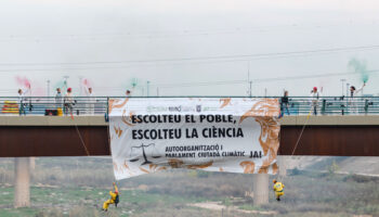Activistas se cuelgan del Puente de la Solidaridad para reclamar soluciones contra la crisis ecosocial