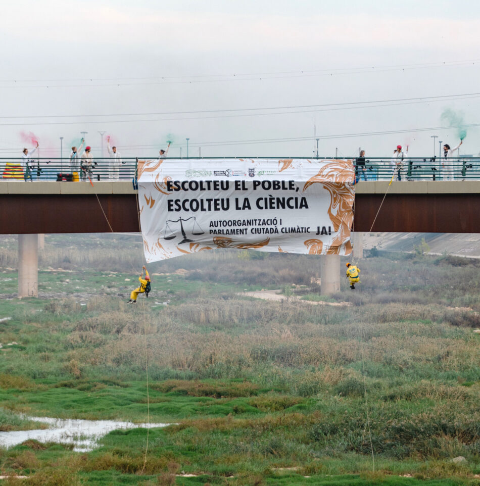 Activistas se cuelgan del Puente de la Solidaridad para reclamar soluciones contra la crisis ecosocial