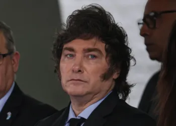 Milei avanza en privatización de AySA y permite el corte de agua