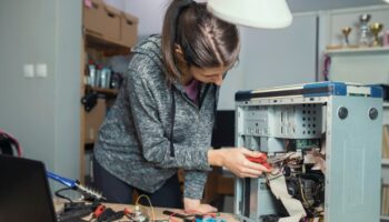 Desafían al Black Friday con el lanzamiento de un directorio de más de 1.200 tiendas de reparación y segunda mano, la nueva web de Alargascencia