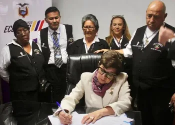 Dimiten ministros del Gobierno ecuatoriano tras derrota de Noboa en consulta popular y referéndum