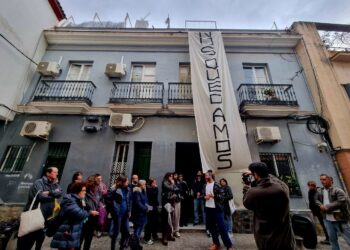 Un bloque de pisos del centro de Sevilla (C/ Divina Pastora) se pone en lucha frente a un casero que quiere echar a los vecinos de forma ilegal
