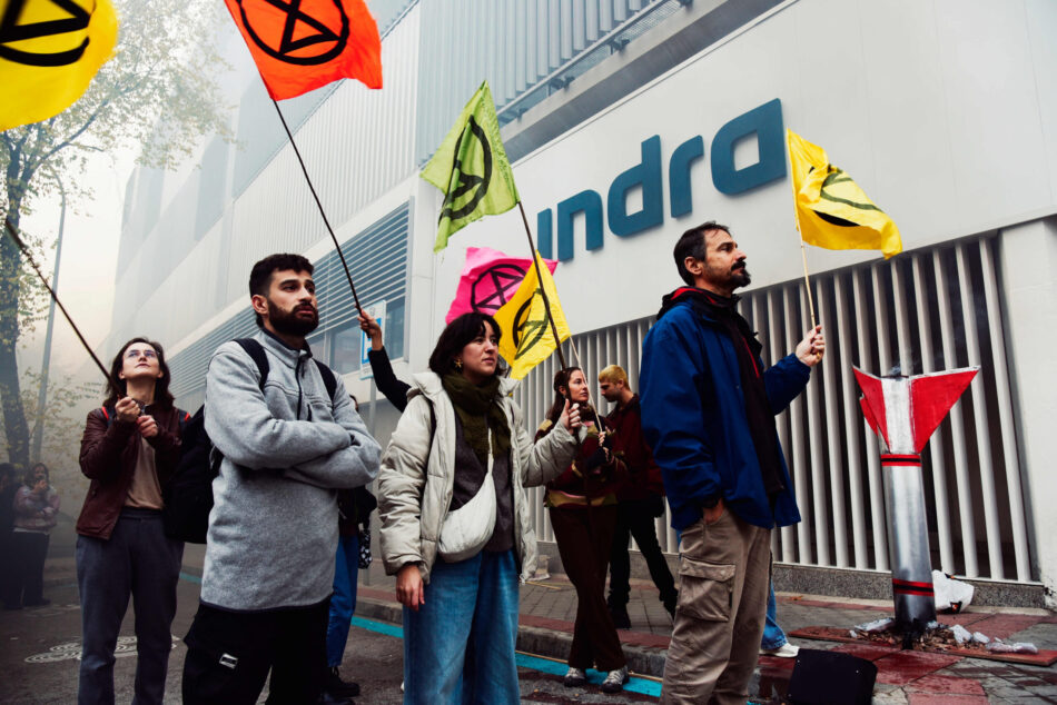 Un centenar de activistas climáticos irrumpen en las oficinas de Indra para denunciar la inversión militar