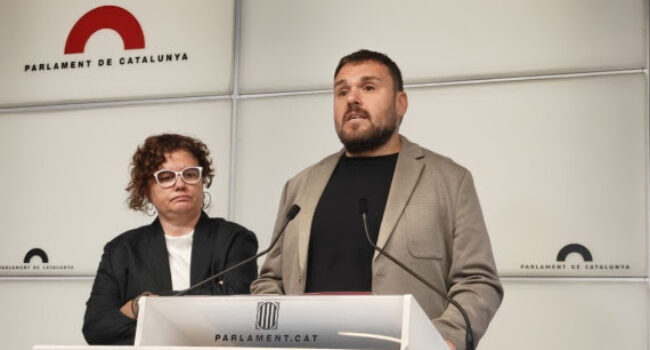 Els Comuns es personen contra el grup d’ultradreta violenta Deport Them Now