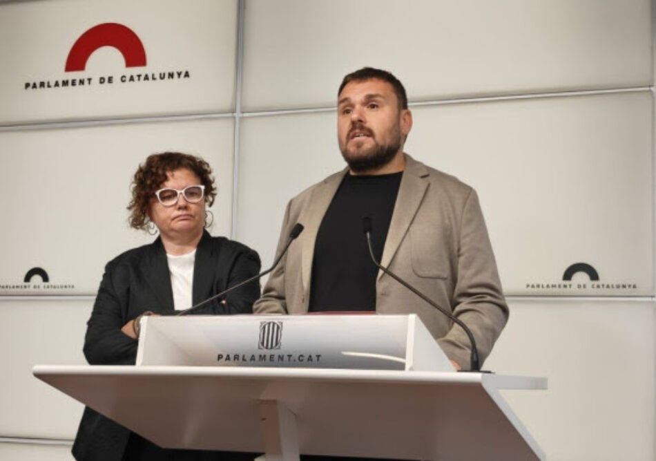 Els Comuns es personen contra el grup d’ultradreta violenta Deport Them Now