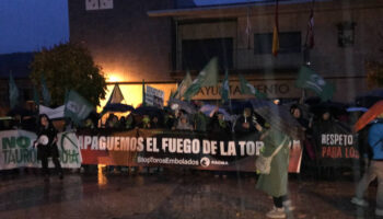 Tensa concentración del Partido Animalista en Medinaceli pocas horas antes del controvertido Toro Júbilo