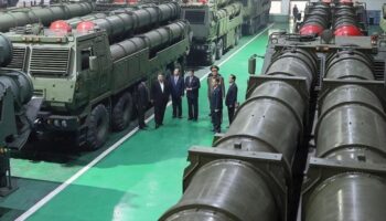 Kim visita producción de un arma “superpotente” y “estratégico”