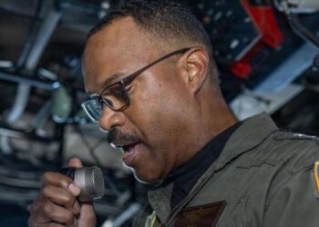 EEUU expulsa al jefe de Comando Sur por cuestionar ataques en Caribe