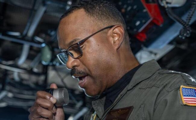 EEUU expulsa al jefe de Comando Sur por cuestionar ataques en Caribe