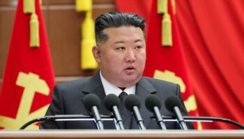 Kim advierte que submarinos nucleares de Corea del Sur amenazan la paz