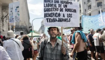 Postergan debate de reforma laboral de Milei tras protestas masivas en Argentina