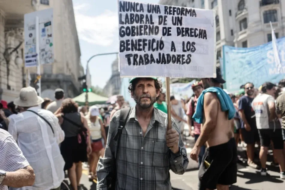 Postergan debate de reforma laboral de Milei tras protestas masivas en Argentina