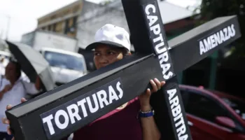 Periodista estadounidense denuncia censura de reportaje sobre megacárcel en El Salvador