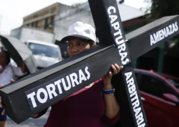 Periodista estadounidense denuncia censura de reportaje sobre megacárcel en El Salvador