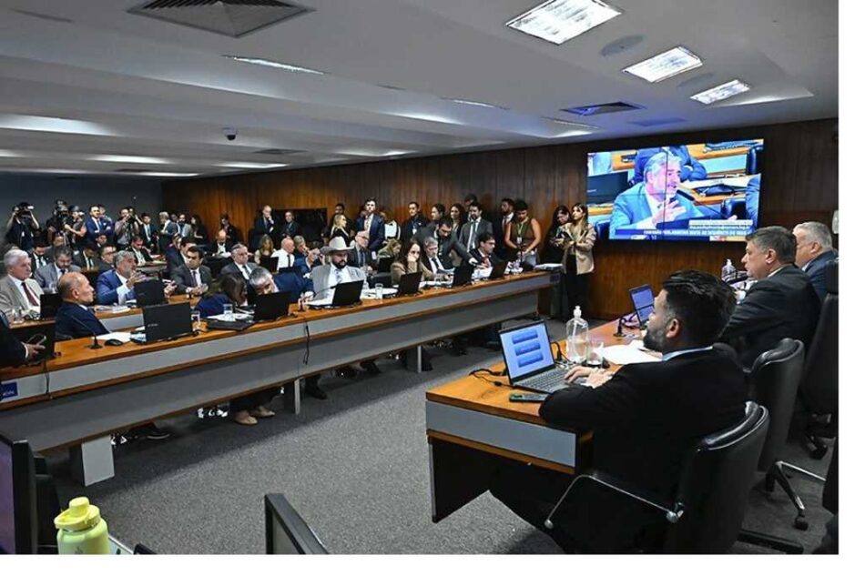 Comisión del Senado de Brasil vota ley que reduce condena a Bolsonaro