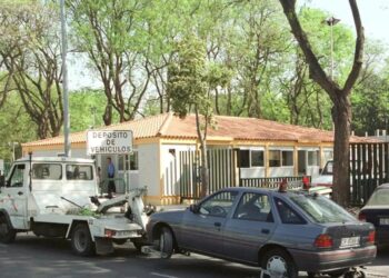 IU Sevilla exige un calendario claro y urgente para el traslado del depósito de la grúa municipal
