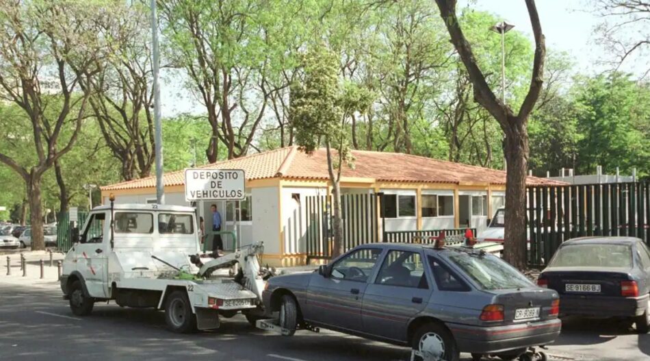 IU Sevilla exige un calendario claro y urgente para el traslado del depósito de la grúa municipal