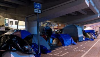 Casi 50 personas siguen durmiendo bajo un puente en Badalona, diez días después del desalojo del B9