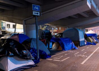 Casi 50 personas siguen durmiendo bajo un puente en Badalona, diez días después del desalojo del B9
