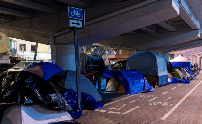 Casi 50 personas siguen durmiendo bajo un puente en Badalona, diez días después del desalojo del B9