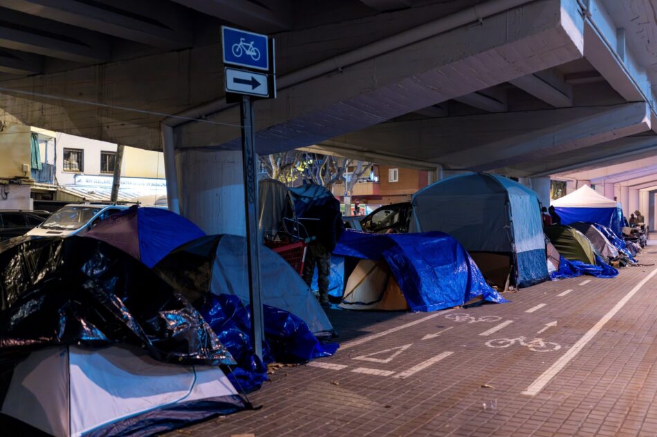 Casi 50 personas siguen durmiendo bajo un puente en Badalona, diez días después del desalojo del B9