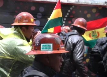 Obreros bolivianos mantienen este lunes el paro indefinido y movilizado contra «Gasolinazo» de Rodrigo Paz