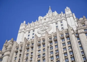 Rusia desmiente evacuación de sus diplomáticos y ratifica respaldo a Venezuela