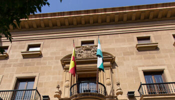 Podemos-IU-Los Verdes reclama la retirada del símbolos franquistas de la sede de la Agencia Tributaria de Almería