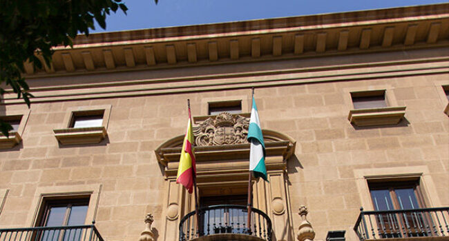 Podemos-IU-Los Verdes reclama la retirada del símbolos franquistas de la sede de la Agencia Tributaria de Almería