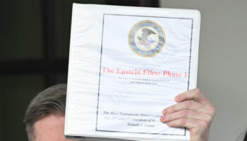 Justicia de EEUU publica documentos de Epstein, muchos censurados