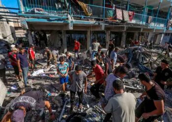 Cinco palestinos asesinados en un ataque israelí contra una escuela en Gaza