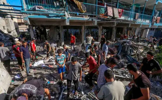 Cinco palestinos asesinados en un ataque israelí contra una escuela en Gaza