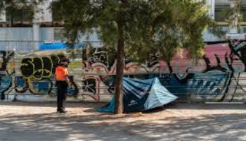 BComú i Junts forcen un Ple Extraordinari per abordar el fracàs de la gestió de Collboni amb el sensellarisme