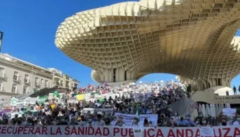 FACUA Andalucía denuncia que la Junta frena la tramitación urgente de la ILP por la sanidad pública mientras acelera otras quince leyes