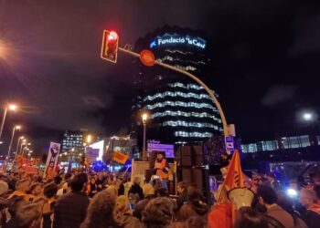 Inquilinas de toda Catalunya rodean La Caixa en defensa de las vecinas de Porta Nord