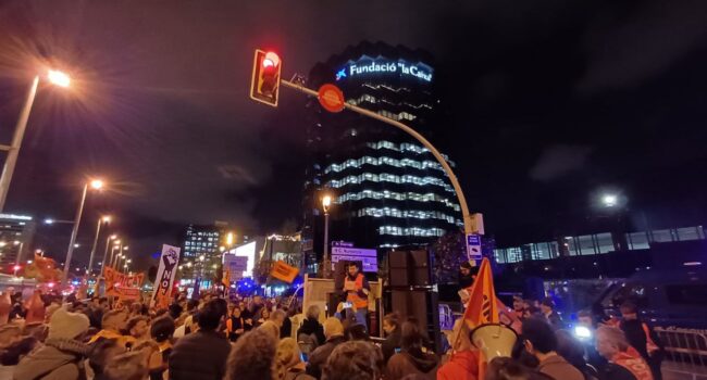 Inquilinas de toda Catalunya rodean La Caixa en defensa de las vecinas de Porta Nord