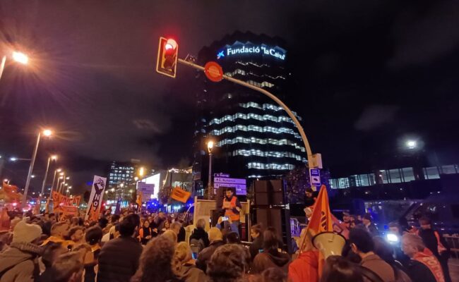 Inquilinas de toda Catalunya rodean La Caixa en defensa de las vecinas de Porta Nord