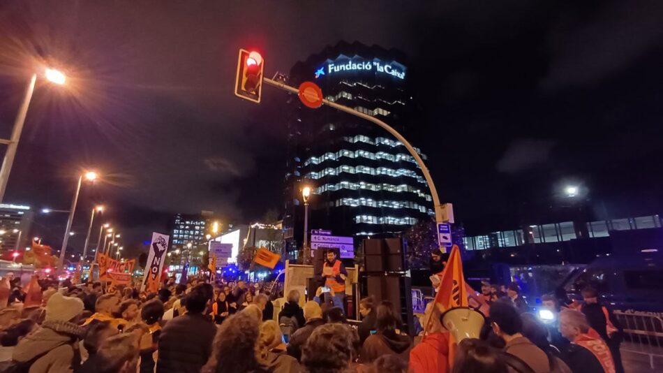 Inquilinas de toda Catalunya rodean La Caixa en defensa de las vecinas de Porta Nord