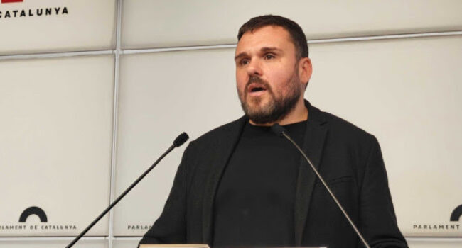 Els Comuns denuncien l’abandonament institucional davant el desnonament de 400 persones a Badalona i exigeixen la llibertat immediata de les 18 persones detingudes