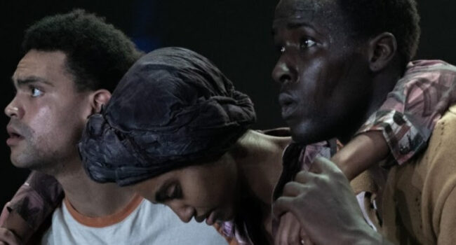 Llega a Teatro del Barrio Miñán (hermanito), la adaptación teatral de la conocida novela sobre dejar tu casa y migrar a Europa