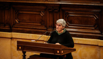 El Parlament aprova la iniciativa dels Comuns per garantir alternatives residencials per als habitants de l’Institut B9 de Badalona