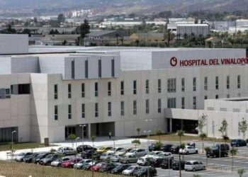 Compromís denuncia prácticas en el Hospital del Vinalopó que ponen en peligro a los pacientes para aumentar el negocio de Ribera Salud